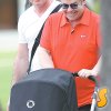 На първа почивка заедно. Елтън Джон и партньорът му Дейвид Фърниш заведоха на първа почивка осемседмичния Закари Джаксън Левън. Тримата са заедно в Хавай, където певецът ще изнесе два концерта.