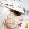 Лейди ГаГа се появи цялата в перли на благотворителната вечер на Фондацията за изследвания на СПИН amFAR. Цялото лице на 23-годишната певица бе покрито с перли, както и тялото й, дори бикините, с които екстравагантната изпълнителка излезе на сцената.